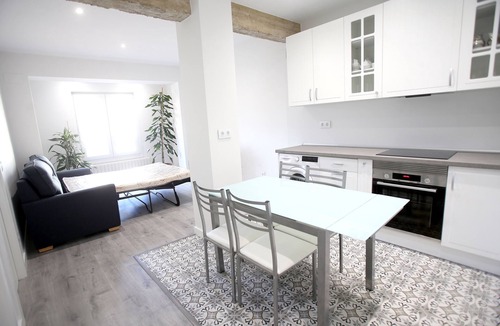 Logrono Historic Centre Apartment | REFURBISHED CENTRAL APARTMENT, GARAGE AND WIFI.