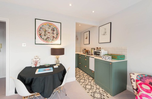 Brompton & Hans Town Apartment | Refurbished Studio Apartment, A Minute From Harrods Knightsbridge