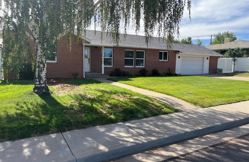 Blanding House | Refurnished and spacious 4 bedroom house, Sleeps 8!