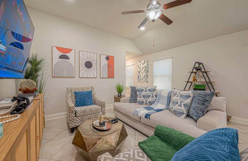 Humble House | Regal Houston/IAH Villa: Parking|7 Beds|Sleeps 10|