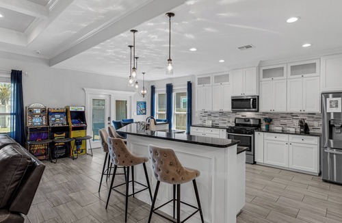 Flour Bluff House | Regal Island Retreat