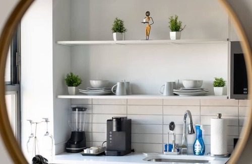 Uptown Apartment | Regal Stylish Loft Rooftop|13 mins DT |4 mins Lake