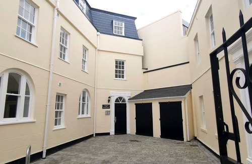 Southampton City Centre Apartment | Regency Court - with private courtyard