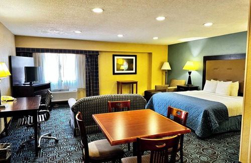 New London Hotel | Regency Inn and Suites - Non-Smoking Double Bed With Kitchen