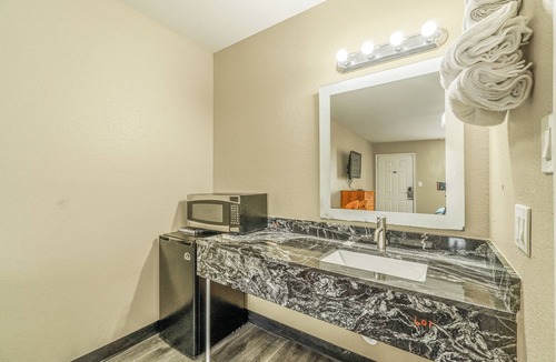 Rockdale Hotel | Regency Inn By OYO Rockdale TX