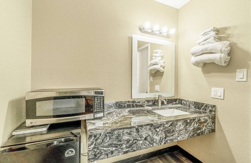 Rockdale Hotel | Regency Inn By OYO Rockdale TX
