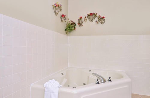 Geneseo Hotel | Regency Inn Geneseo IL