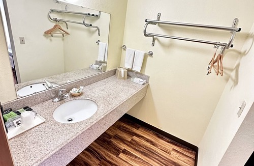 Iola Hotel | Regency Inn lola Kansas