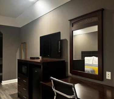 US 290 Hotel | Regency Inn & Suites
