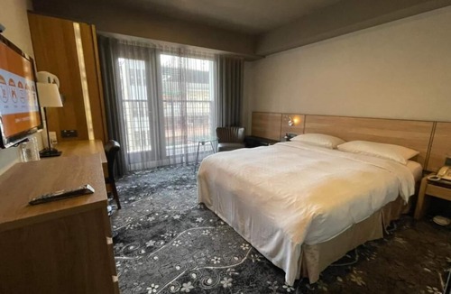 New London House | Regency Inn & Suites