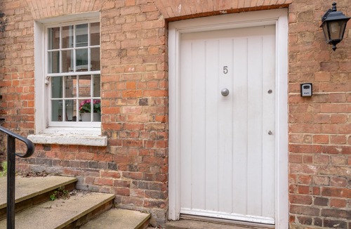 Gloucester House | Regency style ground floor apt near Gloucester Docks with secure parking