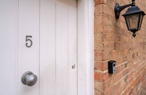 Gloucester House | Regency style ground floor apt near Gloucester Docks with secure parking