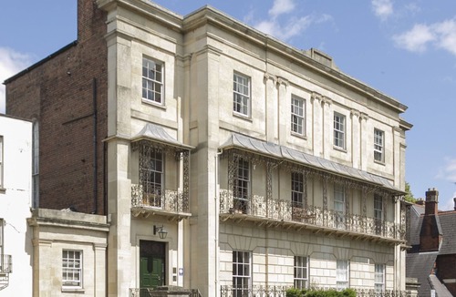 Gloucester House | Regency style ground floor apt near Gloucester Docks with secure parking