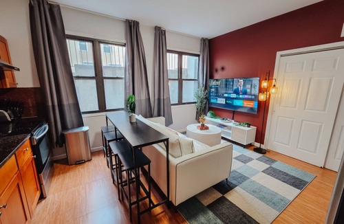 Chinatown Apartment | Regent/King Beds/Elevator/2 Ensuite/W/D
