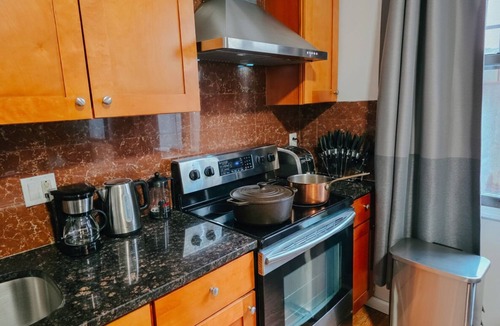 Chinatown Apartment | Regent/King Beds/Elevator/2 Ensuite/W/D