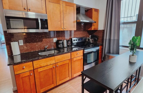 Chinatown Apartment | Regent/King Beds/Elevator/2 Ensuite/W/D