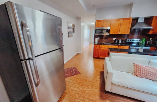 Chinatown Apartment | Regent/King Beds/Elevator/2 Ensuite/W/D