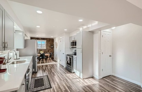 Berkley House | Regis I Tennyson I Sleeps 8 I Red Rocks I Pets