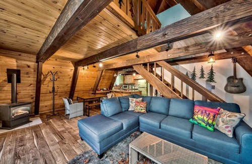 Christmas Valley House | Reindeer A Frame with Hot tub & Sauna, Pet Friendly