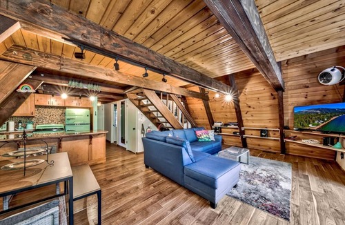 Christmas Valley House | Reindeer A Frame with Hot tub & Sauna, Pet Friendly