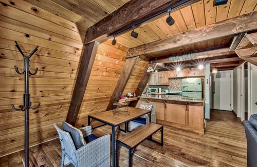 Christmas Valley House | Reindeer A Frame with Hot tub & Sauna, Pet Friendly