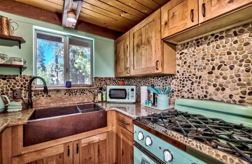 Christmas Valley House | Reindeer A Frame with Hot tub & Sauna, Pet Friendly
