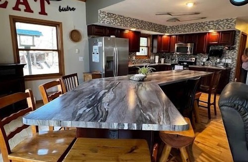 Christmas Cabin | Reindeer Lodge- Lake Superior, Kewadin Casino & Foggy's Steakhouse Near By