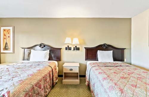 Hattiesburg Hotel | Relax After Downtown Adventures at this Simple, Pet-Friendly Room