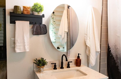 Cascade Cabin | Relax among the thick pine trees!