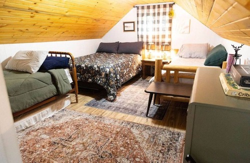 Cascade Cabin | Relax among the thick pine trees!