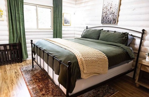 Cascade Cabin | Relax among the thick pine trees!