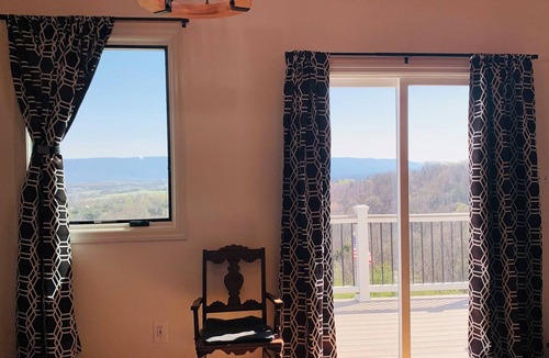 Maurertown House | Relax and Enjoy the Beauty of the Mountains in our Charming Country House Suite