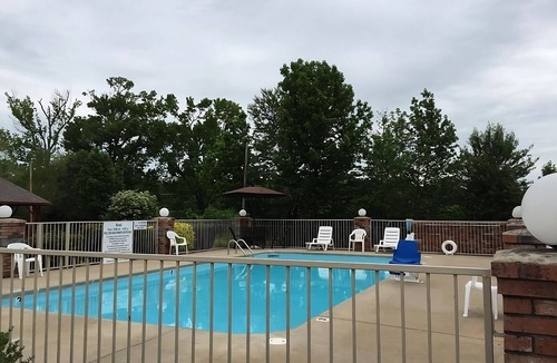 Cabot House | Relax and Recharge! 3 Relaxing Units, Free Breakfast & Parking, Pets Allowed