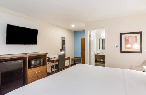 Merry Oaks House | Relax and Recharge! 4 Great Units, FREE Parking, FREE Breakfast, Onsite Pool
