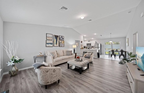 Jacarandas House | Relax and Recharge in Beautiful and comfortable cozy Cape Coral home!