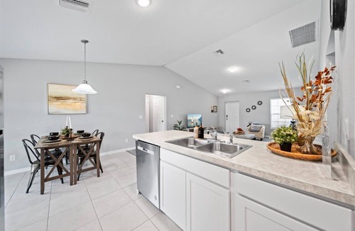 Jacarandas House | Relax and Recharge in Beautiful and comfortable cozy Cape Coral home!