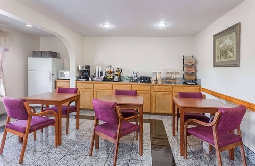 Austin Ave. Hotel | Relax and Recharge in Knights Inn Franklin Ave Waco! Pet-friendly, Free Parking