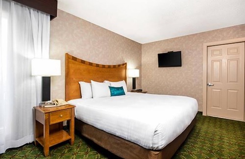 Osage Beach Hotel | Relax and Recharge! Onsite Pool, Free Parking, Close to Lake of the Ozarks