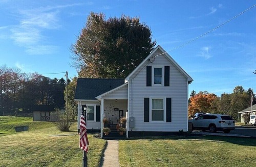 Coshocton House | Relax and Roscoe Apartment