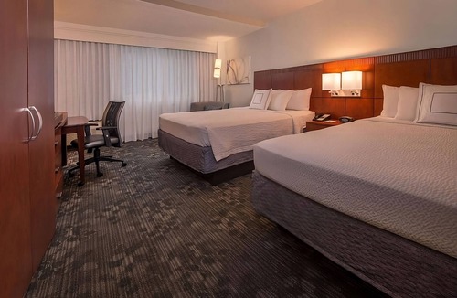 Rosslyn Hotel | Relax and Unwind! 2 Comfortable Units Close to Lincoln Memorial! Pets Allowed