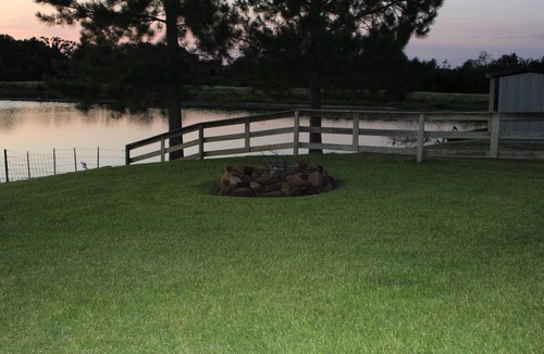 Van Zandt County Cabin | Relax and unwind at Lake Side Cabin