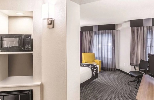 Woodlands Village House | Relax and Unwind! Free Breakfast, Free Parking, Onsite Pool