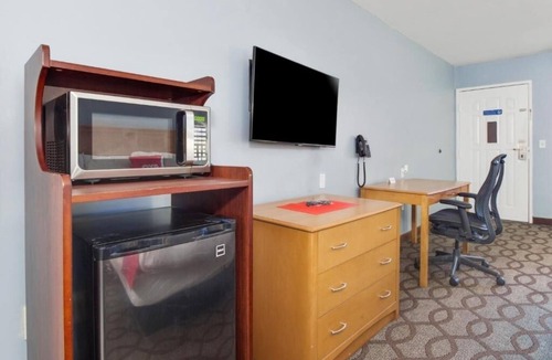 Ingleside Hotel | Relax and Unwind! Free Parking, Onsite Pool, Near Port Aransas Museum
