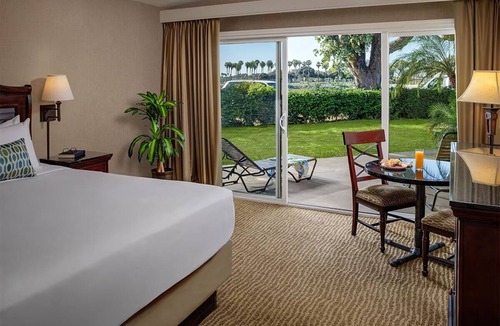 Central Mission Beach Hotel | Relax and Unwind! Resort King, Bahia Resort Hotel, Private Beach