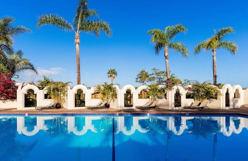 Central Mission Beach Hotel | Relax and Unwind! Resort King, Bahia Resort Hotel, Private Beach