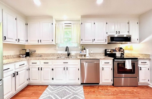 North Chesterfield Cottage | Relax at Crieff Cottage, a cozy 3-bedroom Richmond retreat with a private hot tub, two king bedrooms, inviting living spaces, and a stocked kitchen. Quiet location with easy access to downtown, restaurants, hospitals, and universities.