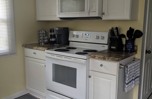 Erie Cottage | Relax at Moon Dogs Getaway!