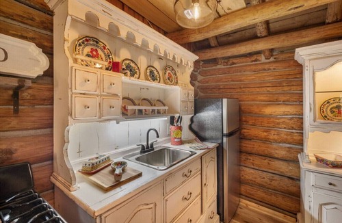 Rudy Cabin | Relax at The Happy Hound – Charming Cabin Surrounded by Nature