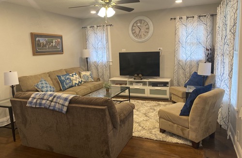 Fort Worth Cultural District House | Relax at the Lonestar Lodge! Close to all the fun in DFW!