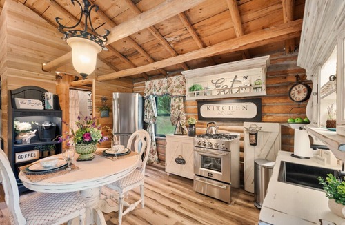 Rudy Cabin | Relax at The Pampered Peacock – Charming Cabin Surrounded by Nature